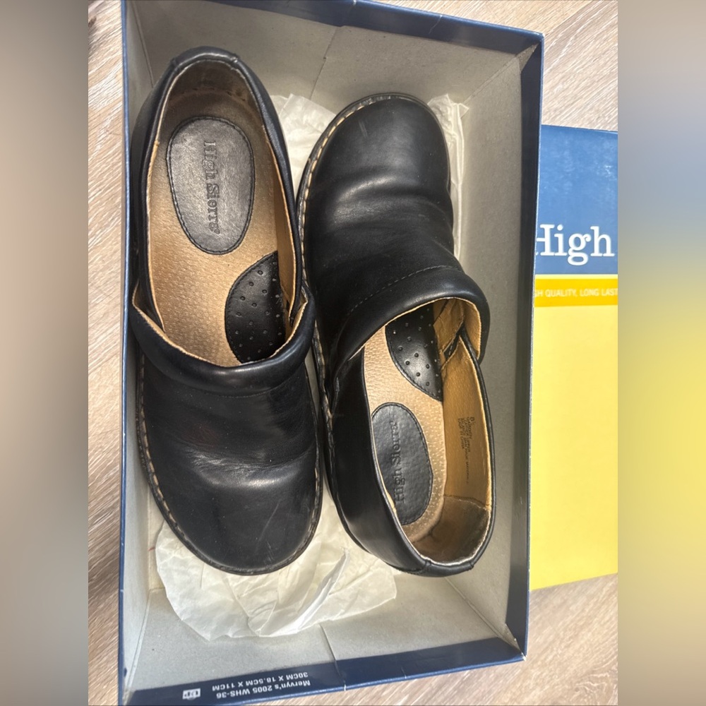 High Sierra Closed Toe Solid Black Slip On Leather Rubber Sole Size 8.5M
